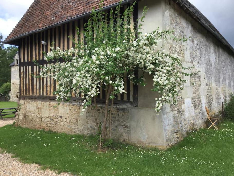 La Ferme Du Chateau Fauguernon Exterior foto